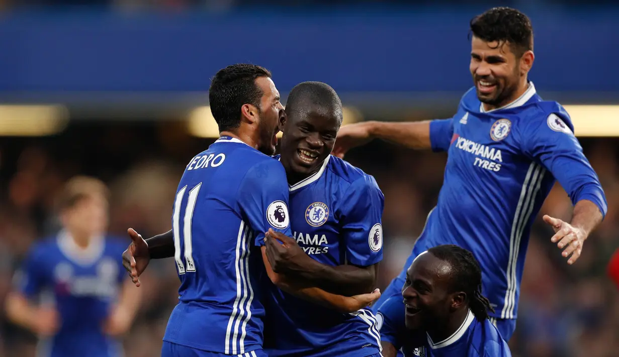 Gelandang N'Golo Kante (kedua kiri) melakukan selebrasi bersama rekan-rekannya usai mencetak gol kegawang Manchester United di Liga Inggris di Stadion Stamford Bridge, London, (23/10). Chelsea menang atas MU dengan skor akhir 4-0. (Reuters/ John Sibley)