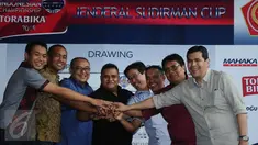 Delapan perwakilan tim sepakbola yang akan berlaga di babak delapan besar Piala Jenderal Sudirman 2015 bersalaman usai pengundian di Jakarta, Kamis (3/12/2015). Babak 8 besar akan berlangsung di dua kota, Solo dan Sleman. (Liputan6.com/Helmi Fithriansyah)