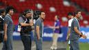 Ekspresi pelatih Indonesia U-23, Aji Santoso (tengah) dan asistennya M. Zein Al Haddad (kiri) serta Mustaqiem setelah pertandingan melawan Vietnam U-23. (Bola.com/Arief Bagus)