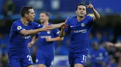 Pemain Chelsea, Pedro (kanan) merayakan gol dengan rekannya Cesar Azpilicueta (kiri) saat melawan Stoke City pada lanjutan Premier League di Stamford Bridge, London (30/12/2017). Chelsea menang 5-0. (AFP/Ian Kington)