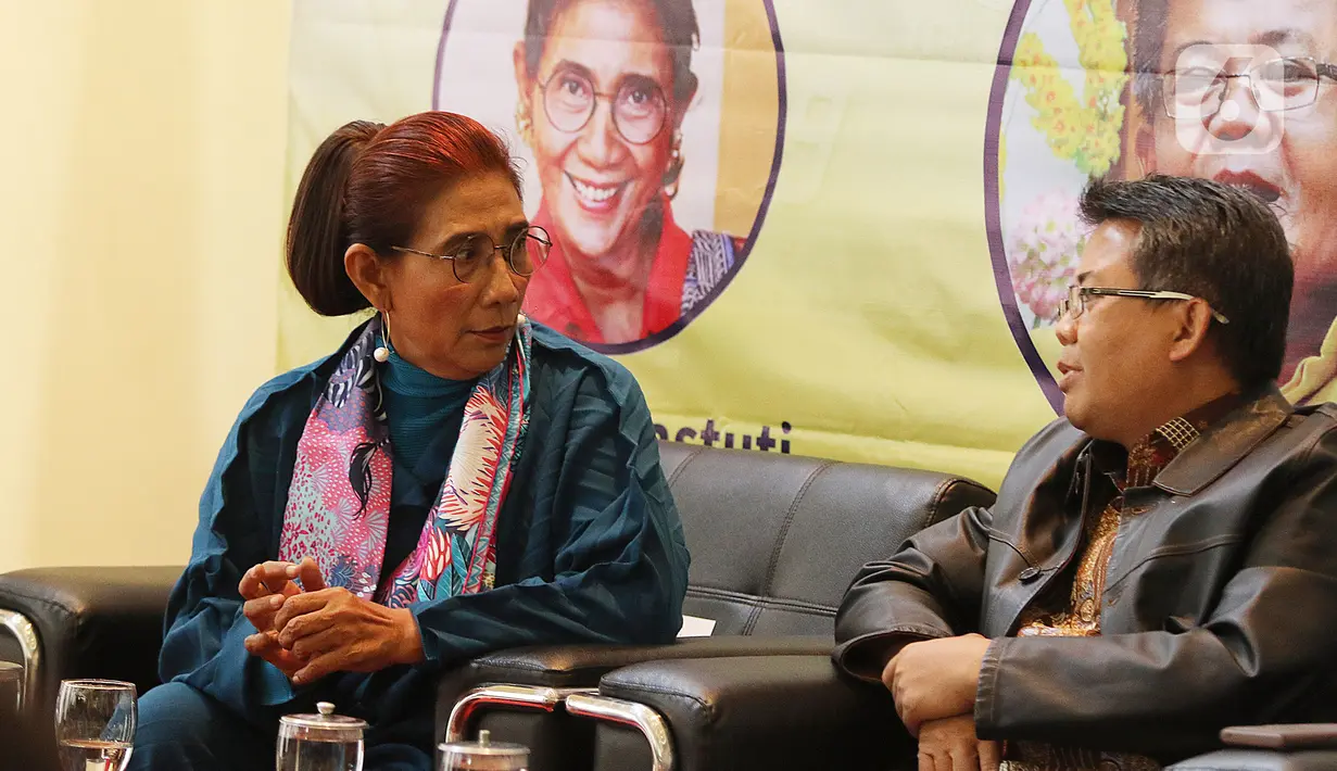 Mantan Menteri Kelautan dan Perikanan Susi Pudjiastuti (kiri) dan Presiden PKS Sohibul Iman (kanan) saat acara diskusi "Ngopi Bareng Presiden PKS" di DPP PKS, Jakarta, Senin (20/1/2020). Diskusi ini mengangkat tema "Sengketa Natuna dan Kebijakan Kelautan". (Liputan6.com/Herman Zakharia)