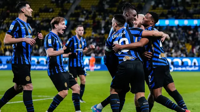 Foto: Denzel Dumfries Sang Pahlawan, Borong 2 Gol Bawa Inter ke Final Supercoppa Italiana 2024