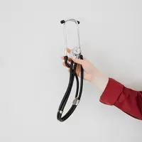 Dokter umum di Depok menjadi viral usai memilih pasang tarif seikhlasnya untuk pasien. Ini alasannya. (pexels/pavel danilyuk).