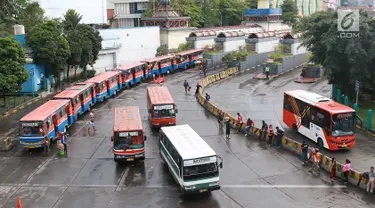 Angkutan Metromini menunggu penumpang di Terminal Blok M, Jakarta, Jumat (12/4). Kepala Bidang Angkutan Darat (BAD) Dinas Perhubungan DKI Jakarta Masdes Aerofi mengatakan setidaknya pada 2019 ini ada 312 bus sedang yang akan bekerja sama dengan Jak Lingko. (Liputan6.com/Immanuel Antonius)