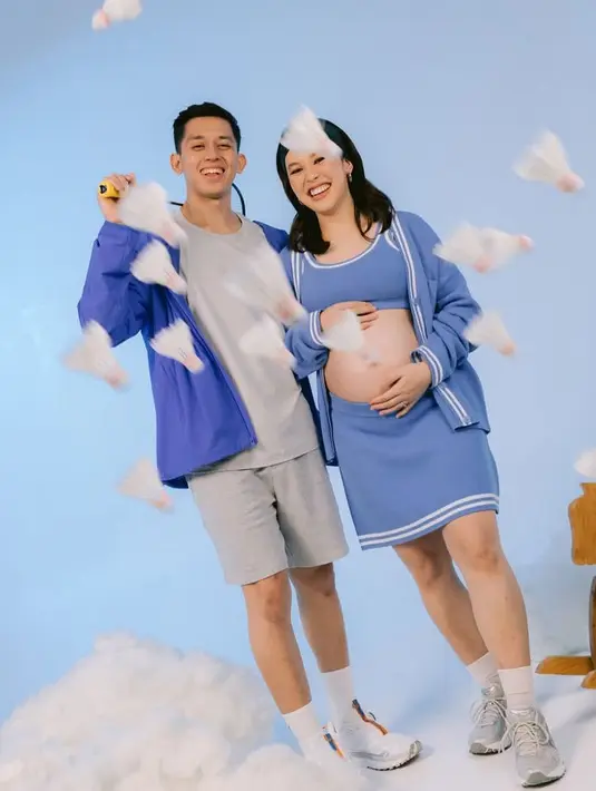 <p>Outfit kedua dengan tema bulu tangkis serba biru. Ribka mengenakan setelan biru dengan outer cardigan dipadukan bra top dan mini skirt menampilkan baby bumpnya. Serta Rian dengan jaket biru dipadukan kaos dan celana pendek abu-abu.</p>