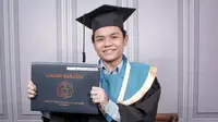 Brilian Putra Amiruddin menjadi wisudawan termuda Institut Teknologi Sepuluh Nopember (ITS) (Dian Kurniawan/Liputan6.com)