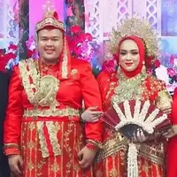 Potret pernikahan kakak ipar Putri Isnari, Masniyah (Sumber: Instagram/puzisofficial_)
