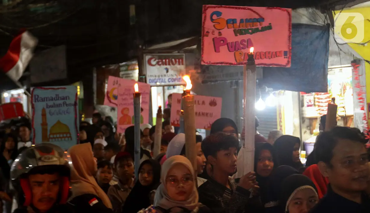 Suasana iring-iringan pawai obor di kawasan Pancoran Barat, Jakarta, Sabtu (9/3/2024). (Liputan6.com/Herman Zakharia)