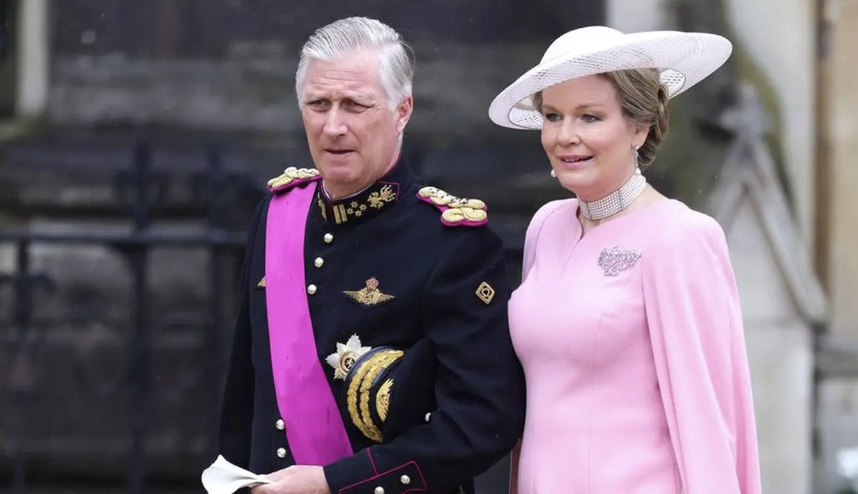 Ratu Mathilde dari Belgia memancarkan pesona dibalut gaun pink dengan lengan berjubah yang menakjubkan. Sepasang sarung tangan satin pendek dan tas clutch yang serasi menambahkan sentuhan Marilyn Monroe pada estetika femininnya. Ia juga mengenakan brimmed hat putih, heels pump satin pink, dan kalung mutiara layering. @belgianroyalpalace