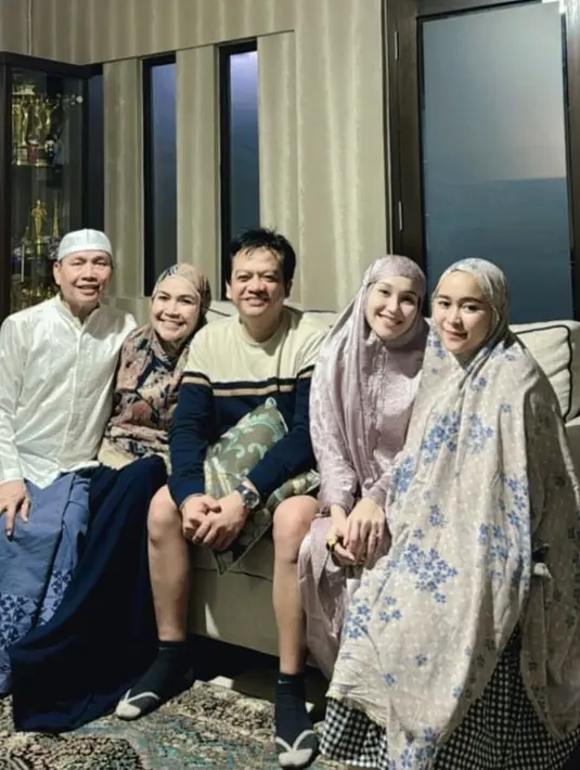 Tanpa tampil berlebihan, Ayu pun tampil sederhana mengenakan mukena warna ungu polosnya. [@ayutingting92]