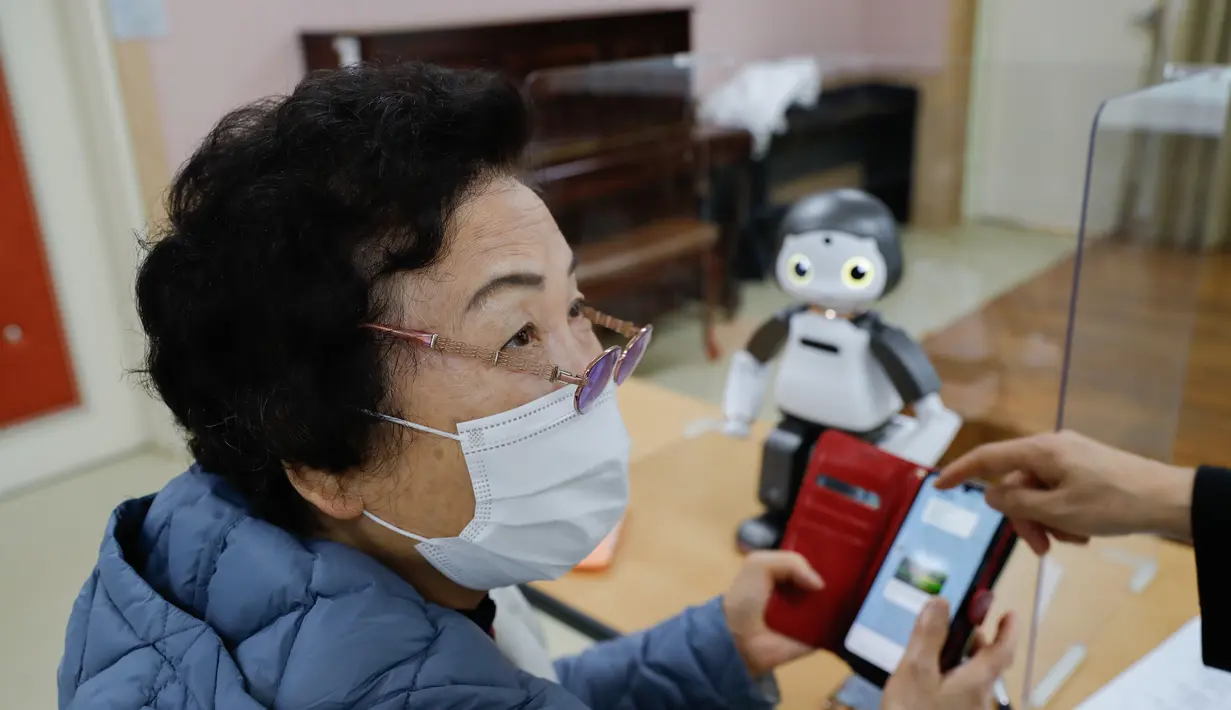 Partisipan program pendidikan mempelajari LIKU, fasilitator pengajaran robotik, di Distrik Yangcheon, Seoul (16/11/2020). Kerja sama ini juga menjadi bagian dari Inisiatif Promosi dan Suplai Robot di Kementerian Perdagangan, Perindustrian, dan Energi Korea Selatan. (Xinhua/Wang Jingqiang)