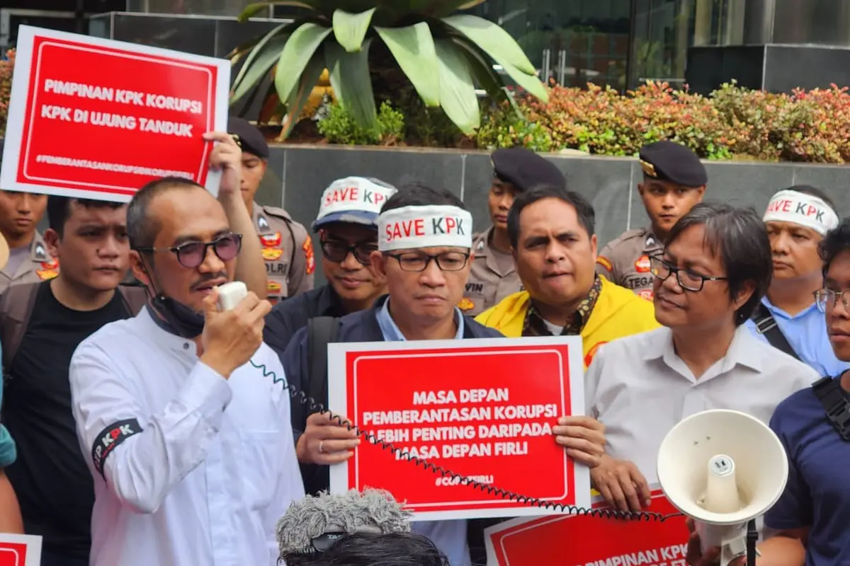 Mantan pimpinan KPK beserta perwakilan Koalisi Masyarakat Sipil menggelar aksi menuntut Firli Bahuri mundur dari jabatannya sebagai ketua KPK, Senin (10/4/2023). Foto: Bachtiarudin Alam/Merdeka.com)