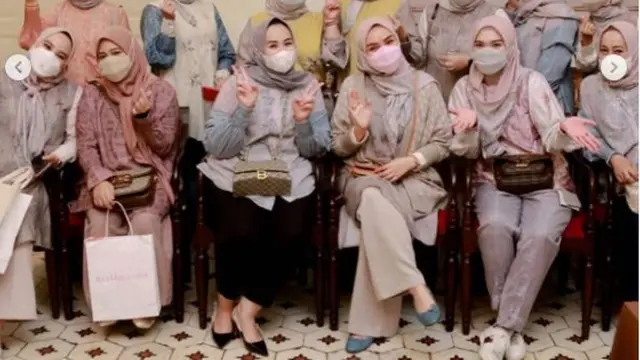Foto Bareng Desainer Lokal, Ria Miranda, Istri Wali Kota Pangkalpinang Pakai Tas Mewah Gucci x Balenciaga