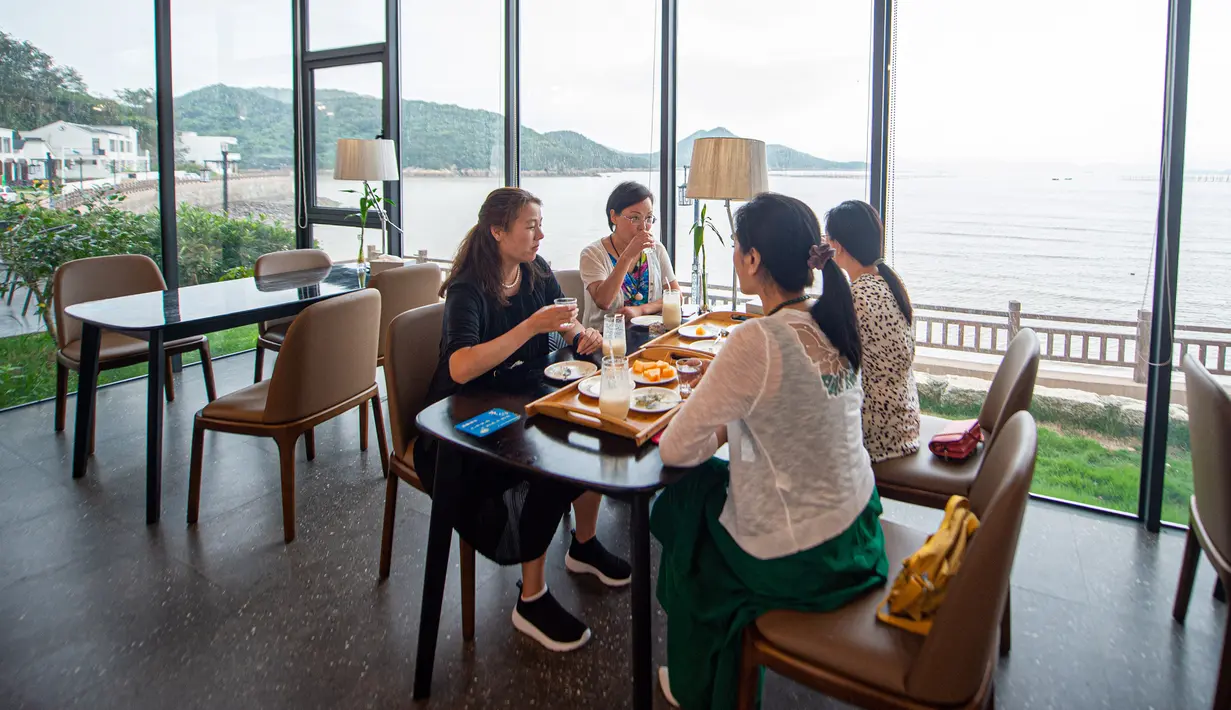 Wisatawan menikmati waktu minum teh di sebuah penginapan Desa Shatangwan, Xiangshan, Kota Ningbo, Provinsi Zhejiang, China, 16 September 2020. Desa nelayan Shatangwan dalam beberapa tahun terakhir mengembangkan pariwisata ekologi yang memanfaatkan lingkungan sekitar. (Xinhua/Jiang Han)