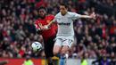 Duel antara Javier Chicharito dan Fred pada laga lanjutan Premier League yang berlangsung di Stadion Old Trafford, Minggu (14/4). Man United menang 2-1 atas West Ham. (AFP/Paul Ellis)