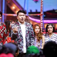 Sedih tak bisa merayakan kemenangannya bersama Iqbal, namun rasa bahagia juga tak bisa disembunyikan yang terlukis di wajah Kiki dan Aldi. Mereka senang masih bisa berada di hati masyarakat Indonesia. (Adrian Putra/Bintang.com)