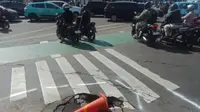 Waspada Jalan Amblas di Jl Dewi Sartika Jaktim, Ada Lubang Menganga di Bawah Aspal