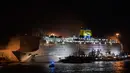 Kapal feri Eleftherios Venizelos saat terbakar di pelabuhan Piraeus, dekat Athena, (29/8). Kapal feri tersebut mengangkut 875 penumpang dan 141 awak. (AP Photo/Petros Giannakouris)