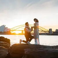 Kebahagiaan menyelimuti atlet bulu tangkis Anthony Sinisuka Ginting. Setelah sembilan tahun pacaran, Sinisuka Ginting melamar sang kekasih. Momen romantis begitu terlihat saat melamar sang kekasih Mitzi Abigail. Berikut beberapa potretnya. [Instagram/sinisukanthony]