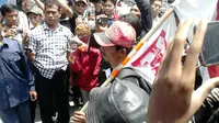Giman, relawan Jokowi yang jalan kaki Malang-Jakarta. (Liputan6.com/Fathi Mahmud)