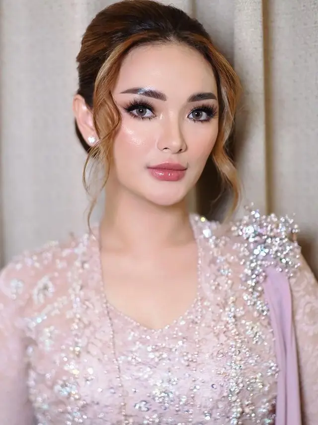 Zaskia Gotik cantik berkebaya (Instagram/zaskia_gotix)