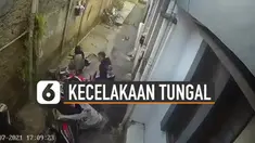 Terekam kamera cctv dua pengendara motor alami kecelakaan tunggal saat di jalan kecil.