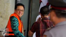 Senyum Irman Gusman sebelum jalani pemeriksaan di KPK, Jakarta, (4/10). Irman diperiksa sebagai saksi tersangka Memei, isteri dari tersangka Direktur Utama CV Semesta Berjaya Xaveriandy Sutanto (Tanto) dalam kasus yang sama. (Liputan6.com/Helmi Afandi)
