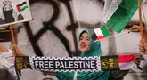 Seorang pengunjuk rasa meneriakkan slogan-slogan dalam unjuk rasa memperingati dua tahun perang di Gaza, di luar Kedutaan Besar Amerika Serikat di Jakarta, Selasa 7 Oktober 2025. (AP Photo/Achmad Ibrahim)