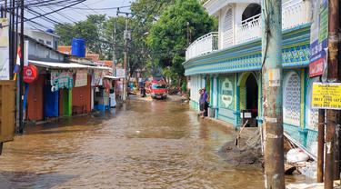 Sejumlah pengendara mengurangi kecepatannya saat melintas karena tergenang banjir, Kecamatan Pancoran Mas, Kota Depok. (Liputan6.com/Dicky Agung Prihanto)