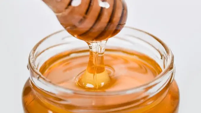 Tips Agar Bibir Merah Merona dan Lembap Alami dengan Madu
