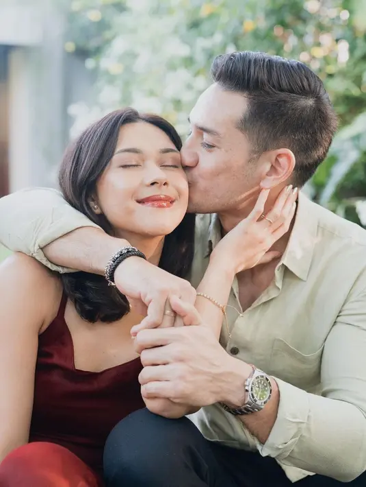 Di tengah ramainya isu perselingkuhan yang menimpa rumah tangga artis, pasangan yang menikah pada 13 Mei 2006 itu tetap adem ayem membagikan momen romantisnya. Andrew dan Nana pun disebut sebagai couple goals, tidak heran jika keduanya menjadi pasangan idaman warganet. (Liputan6.com/IG/@nanamirdad_)