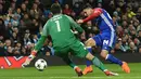 Kiper Manchester City, Claudio Bravo, berusaha menghalau tendangan gelandang FC Basel, Mohamed Elyounoussi, pada laga Liga Champions di Stadion Etihad, Rabu (7/3/2018). Manchester City takluk 1-2 dari FC Basel. (AFP/Oli Scarff)