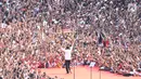 Capres 01 Joko Widodo mengacungkan jari saat kampanye akbar bertajuk 'Konser Putih Bersatu' di Stadion Gelora Bung Karno, Jakarta, Sabtu (13/4). Dalam kampanyenya Jokowi mengajak  untuk mencoblos pasangan 01 Jokowi-Ma'ruf Amin saat Pemilu 2019. (Liputan6.com/Angga Yuniar)