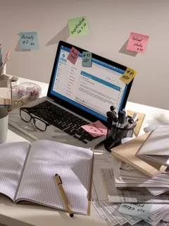 Bagi banyak orang, meja kerja adalah pusat aktivitas sehari-hari. (foto/dok: freepik)