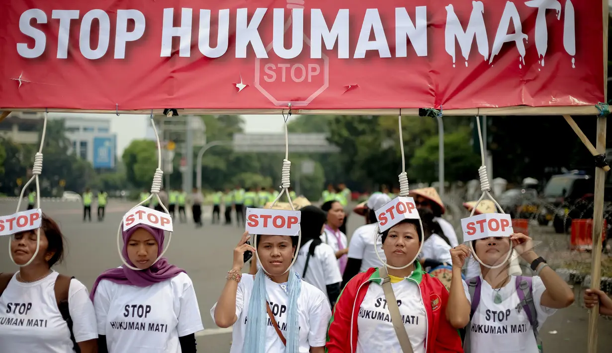 Aktivis Buruh Migrant menggelar aksi stop hukuman mati di depan Istana Merdeka, Jakarta, Jumat (1/5/2015). Aksi tersebut digelar bersamaan dengan peringatan Hari Buruh Internasional (May Day). (Liputan6.com/Faizal Fanani)