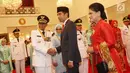 Presiden Joko Widodo atau Jokowi bersalaman dengan Gubernur Sulawesi Selatan Nurdin Abdullah saat acara pelantikan gubernur dan wakil gubernur hasil Pilkada 2018 di Istana Negara, Jakarta, Rabu (5/9). (Liputan6.com/HO/Wan)