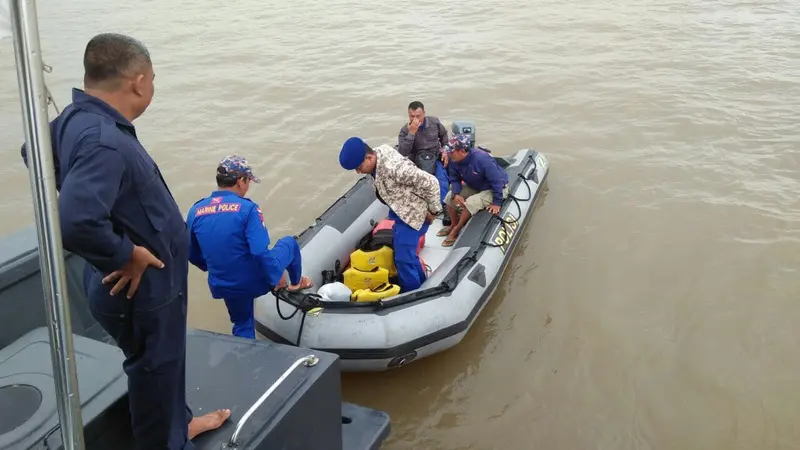 Sat Polair Polres Banyuasin dibantu petugas Dit Polair Polda Sumsel, TNI AL dan nelayan mencari korban yang belum ditemukan (Liputan6.com/Nefri Inge)