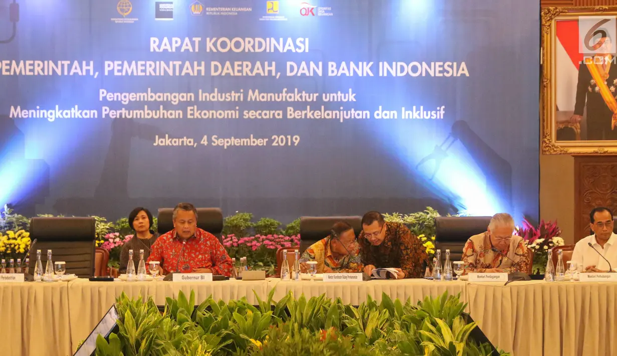 Gubernur Bank Indonesia Perry Warjio (kiri) saat memimpin Rakor di Gedung BI, Jakarta, Rabu (4/9/2019). Rakor Pemerintah, Pemerintah Daerah, dan BI membahas Pengembangan Industri Manufaktur untuk meningkatkan pertumbuhan ekonomi secara berkelanjutan dan Inklusif. (Liputan6.com/Angga Yuniar)