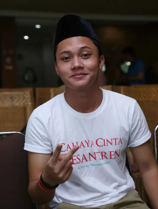 Saat ditemui di acara press conference film 'Cahaya Cinta Pesantren' di kawasan Ampera, Jakarta Selatan, Senin (25/1), Rizky mengatakan perannya bertolak belakang dengan kesehariannya. (Nurwahyunan/Bintang.com)
