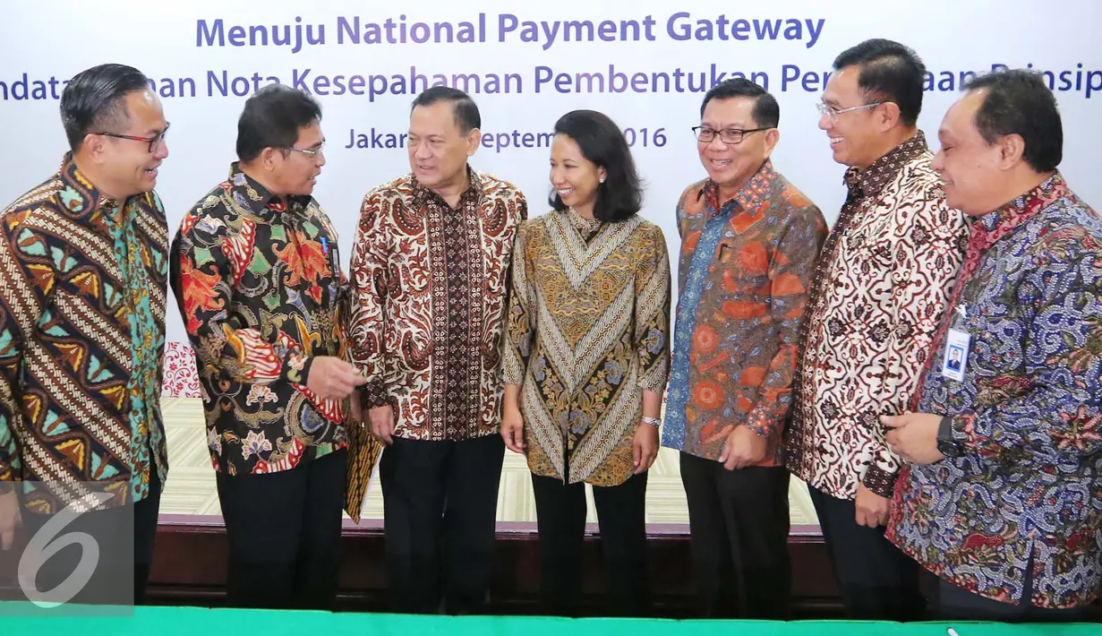 Menteri BUMN Rini Soemarno hadir dalam pembentukan perusahaan prinsipal, Jakarta, (9/9). Himbara mengajak PT Telkom untuk membentuk perusahaan Prinsipal yang akan memfasilitasi proses switching transaksi di antara Bank BUMN. (Liputan6.com/Angga Yuniar)