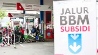 Sejumlah kendaraan mengantri di SPBU kawasan Kuningan, Jakarta, Sabtu (3/9/2022). Pemerintah akhirnya menaikan harga BBM bersubsidi, Adapun harga BBM yang mengalami kenaikan yaitu Pertalite menjadi Rp 10.000 per liter, harga solar menjadi Rp 6.800 per liter dan Pertamax menjadi Rp 14.500 per liter. (Liputan6.com/Faizal Fanani)