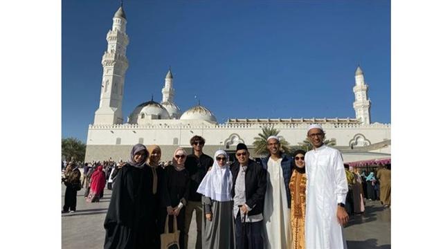 6 Momen Najwa Shihab Umrah Bareng Keluarga, Hangat dan Kompak