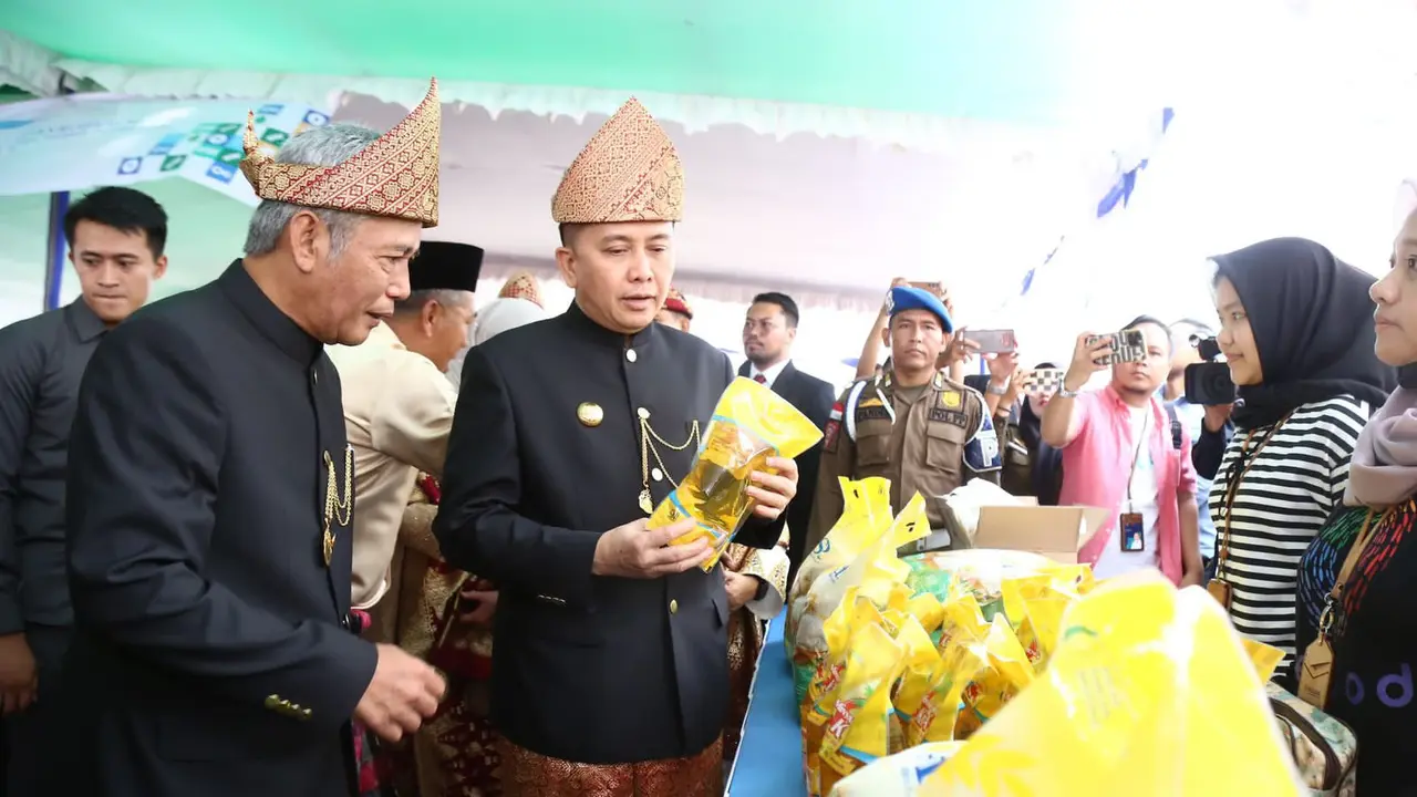 Tekan Inflasi Daerah, Agus Fatoni Tinjau Operasi Pasar dan Salurkan Sembako di Kabupaten OKI