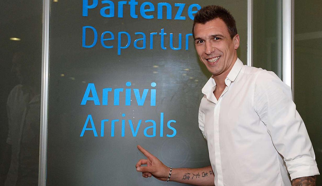 Striker Kroasia, Mario Mandzukic tiba di markas Juventus di Turin untuk menandatangani kontrak dan menjalani tes medis. (Juventus.com)