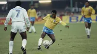 Pele dianggap sebagai salah satu pesepak bola terbaik sepanjang masa. Dia menjadi satu-satunya sosok yang bisa memenangkan tiga gelar juara Piala Dunia. Pele punya catatan 97 caps untuk Timnas Brasil. Sebanyak 77 gol berhasil ia lesakkan selama bermain untuk Selecao. (AFP/Gerard Malie)