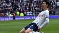Pemain Tottenham Hotspur, Son Heung Min usai mencetak gol ke-100 di Premier League ke gawang Brighton pada 8 April 2023. (BEN STANSALL / AFP)