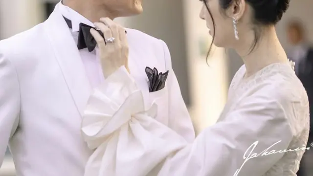 Nong Poy saat Resepsi Pernikahan, credit: @jakawin_photography