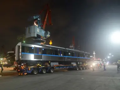 Pekerja menurunkan gerbong kereta Mass Rapid Transit (MRT) di Pelabuhan Tanjung Priok, Jakarta Utara, Rabu (4/4). Dua rangkaian kereta MRT yang terdiri dari 12 gerbong tiba di Jakarta. (Merdeka.com/Imam Buhori)