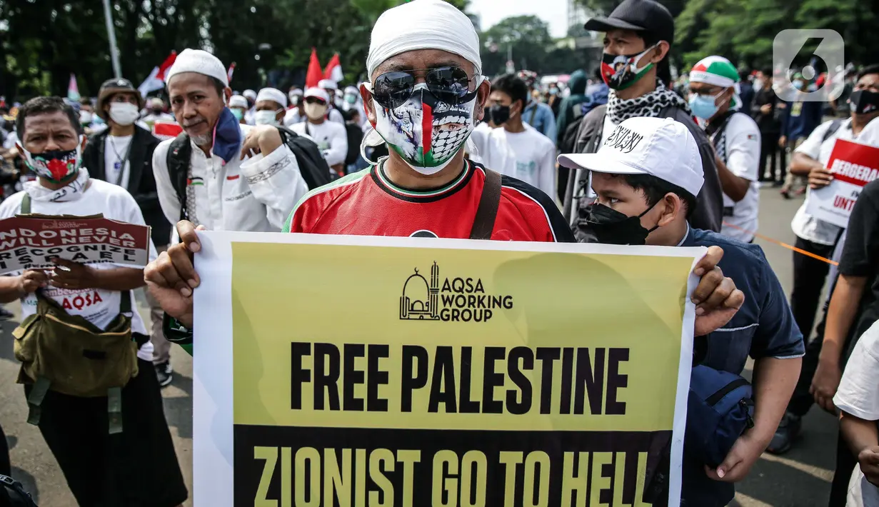 Pengunjuk rasa mengikuti aksi solidaritas untuk Palestina di depan Kedubes Amerika Serikat, Jumat (21/5/2021). Aksi yang diikuti berbagai elemen masyarakat dan ormas itu mengutuk serangan Israel dan mengajak masyarakat Indonesia untuk mendukung dan membantu Palestina. (Liputan6.com/Faizal Fanani)