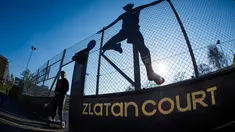 Seorang anak berdiri dekat gerbang masuk lapangan sepak bola Zlatan di kawasan Rosengard, Malmoe, (2/5/2016). (AFP/Jonathan Nackstrand)